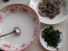 把鲜虾剥去外壳，青菜切末。