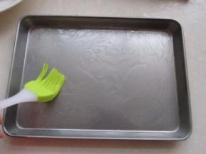 把蒸盘洗净擦干，用刷子刷上植物油。