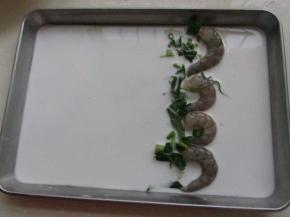 加上虾仁和青菜末。