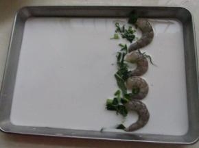 加上虾仁和青菜末。