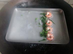 锅里烧开水，放到锅里蒸2分钟，这个粉皮鼓起，虾仁熟透。