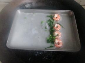 锅里烧开水，放到锅里蒸2分钟，这个粉皮鼓起，虾仁熟透。