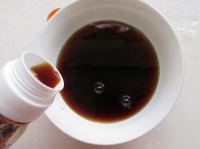 白鲨肠粉酱油倒入碗中，再加入一些水稀释，加白糖，香油拌匀。