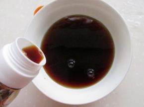 白鲨肠粉酱油倒入碗中，再加入一些水稀释，加白糖，香油拌匀。