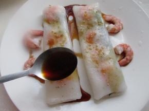 肠粉撒上芝麻，浇上料汁即可。