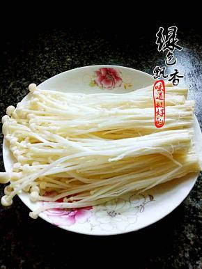 将金针菇洗净，摘成一小撮，备用