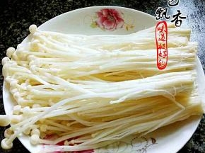 将金针菇洗净，摘成一小撮，备用