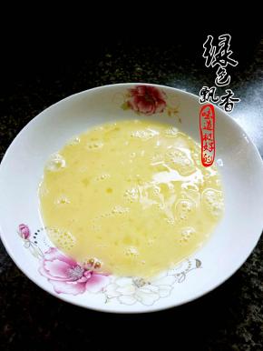 将鸡蛋放盐打匀