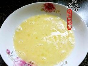 将鸡蛋放盐打匀