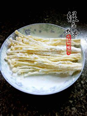 依次裹粉，放入盘中备用