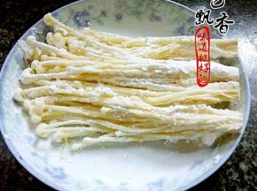 依次裹粉，放入盘中备用