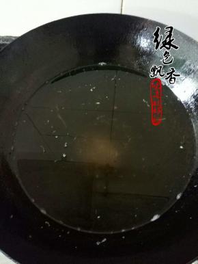 坐锅倒油，油温六七成时