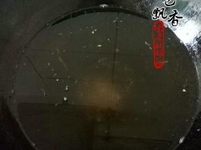 坐锅倒油，油温六七成时