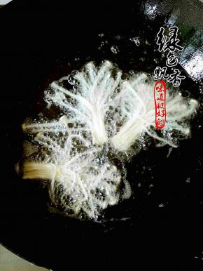 放入金针菇油炸