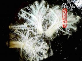 放入金针菇油炸