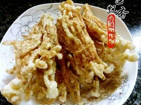 捞出，控油，撒上孜然粉，芝麻碎