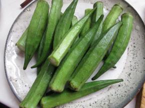 秋葵选择嫩的，洗净。
