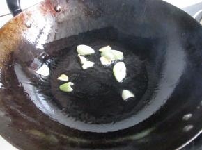 锅里放油，入葱蒜片爆香。