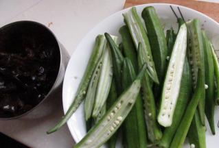 木耳冷水提前泡发。