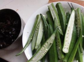 木耳冷水提前泡发。