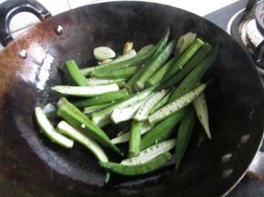 把秋葵倒入。