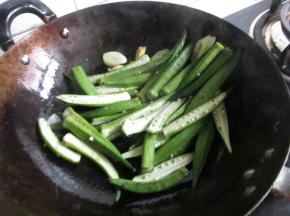 把秋葵倒入。
