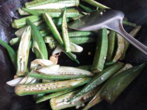 加半勺生抽烹一下，煸炒。