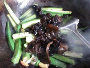 倒入木耳继续煸炒。