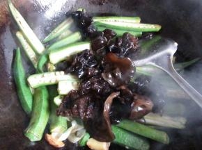 倒入木耳继续煸炒。