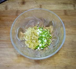 将榨菜切成末，小葱切碎放入碗中备用
