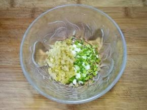 将榨菜切成末，小葱切碎放入碗中备用