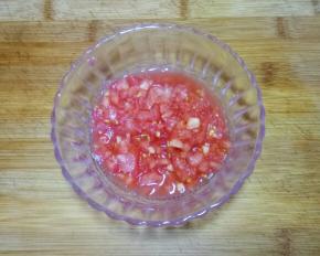 西红柿去皮后切成小丁，越小越好。