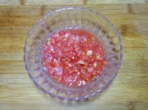 西红柿去皮后切成小丁，越小越好。