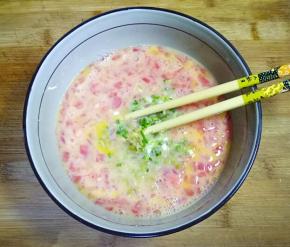 将榨菜末和小葱放入鸡蛋中搅打均匀。