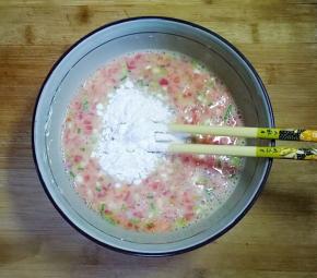 加入淀粉搅打均匀。（加淀粉鸡蛋皮卷的时候不容易破）