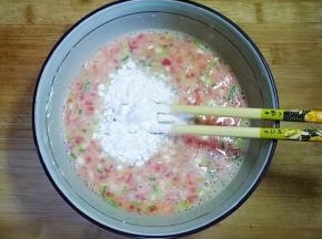 加入淀粉搅打均匀。（加淀粉鸡蛋皮卷的时候不容易破）