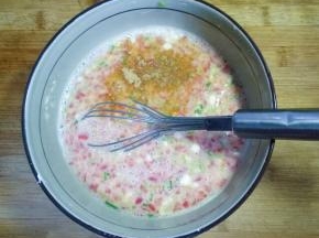 加入十三香粉搅拌均匀