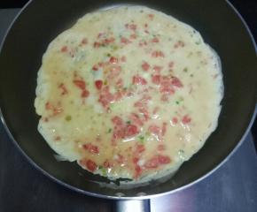 锅中倒适量油烧热，倒入鸡蛋液摊均匀。