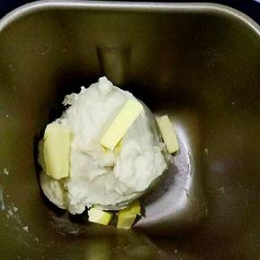 20分钟结束后，加入黄油，再次选择和面功能