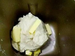 20分钟结束后，加入黄油，再次选择和面功能