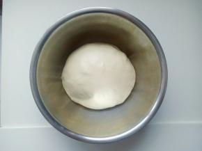 将面团放入容器中