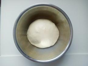 将面团放入容器中