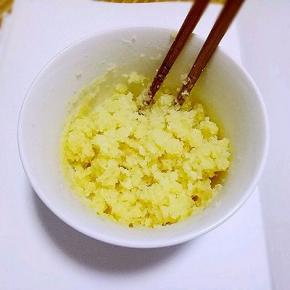 松弛面团的时间可以制作椰蓉馅料，将黄油白砂糖隔水融化，加入全蛋液和牛奶，椰蓉，搅拌均匀