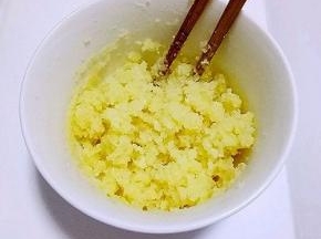 松弛面团的时间可以制作椰蓉馅料，将黄油白砂糖隔水融化，加入全蛋液和牛奶，椰蓉，搅拌均匀