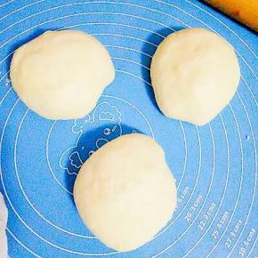 发酵好的面团排气后松弛30分钟，在分成均匀的3份松弛15～20分钟