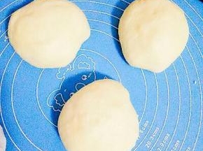 发酵好的面团排气后松弛30分钟，在分成均匀的3份松弛15～20分钟