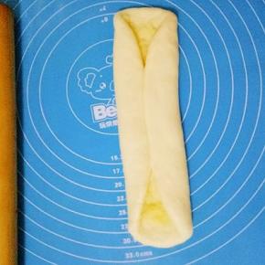 两边往中间对折，用擀面杖擀一下