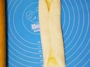 两边往中间对折，用擀面杖擀一下