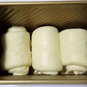 依次做好三个面团放入土司盒