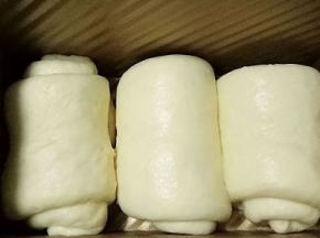 依次做好三个面团放入土司盒